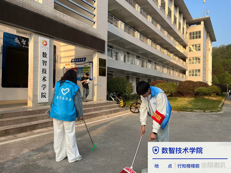 行知楼楼前公共区.jpg