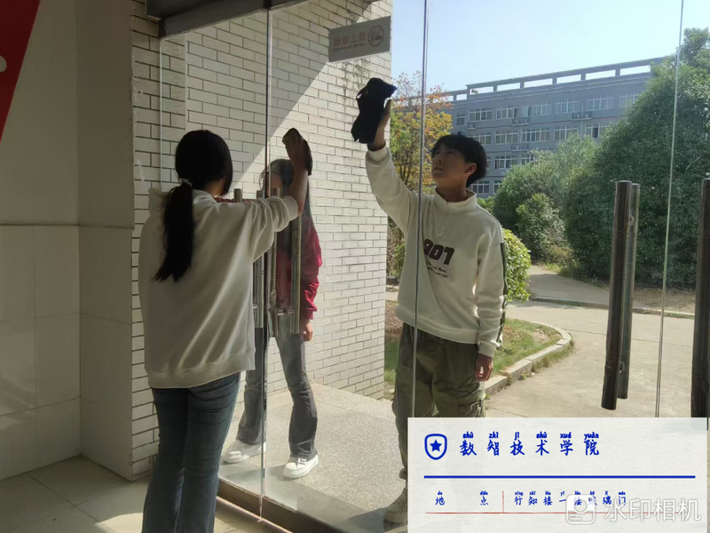 行知楼一楼玻璃门（2）.jpg